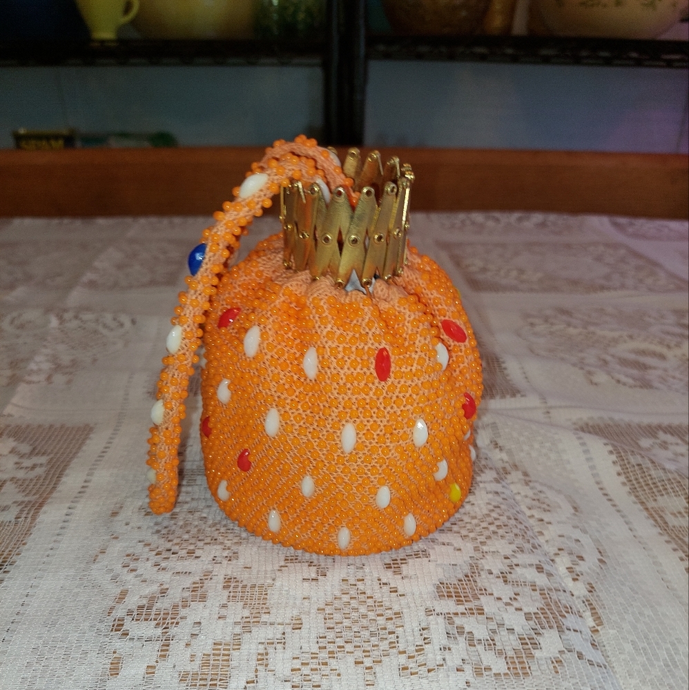 Vintage scrunched clasp wristlet purse